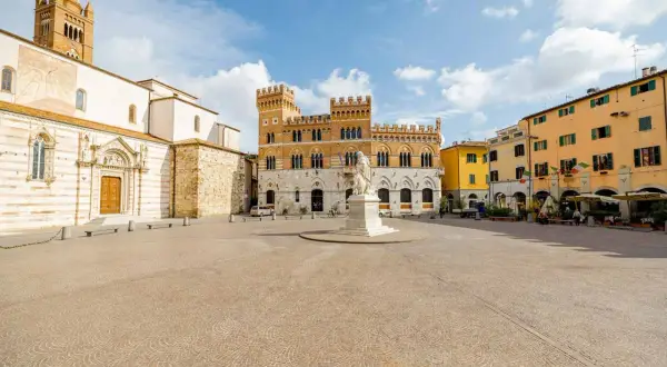 Piazza del Popolo a Grosseto: cosa vedere il Duomo, il Palazzo Aldobrandeschi e gli edifici colorati.