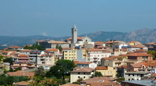 Panoramica di Tempio Pausania, con il suo campanile che svetta tra le case dai tetti rossi. Un luogo da scoprire, tra storia e paesaggi.