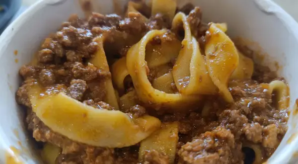 Tagliatelle al ragù, un classico da provare per scoprire cosa mangiare a Bologna. Un piatto ricco e saporito.