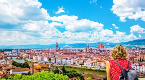 Vista panoramica di Firenze, con la cupola del Duomo e il Ponte Vecchio. Un'ottima anteprima di cosa vedere in Toscana.