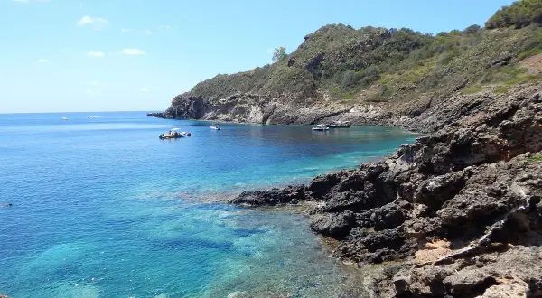 Baia di Ustica con acque cristalline e rocce vulcaniche. Un vero paradiso da scoprire, tra le cose da vedere a Ustica.