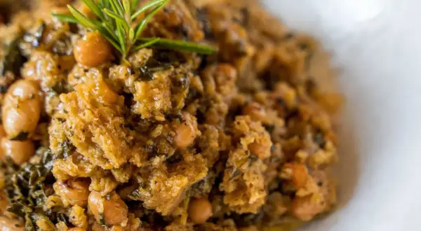 Un piatto tipico da provare: ribollita fiorentina con ceci e rosmarino. Cosa mangiare a Firenze? Questa zuppa è un must!