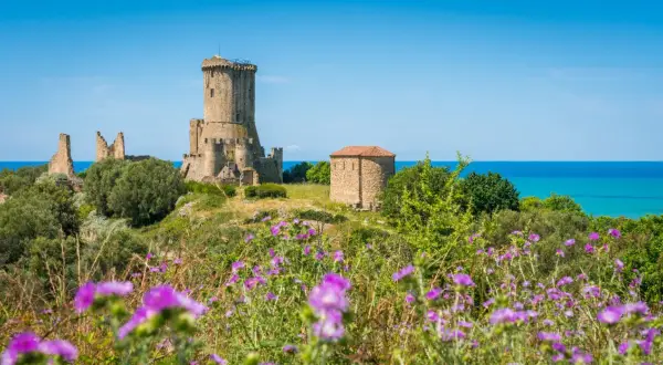 Torri medievali e rovine sul mare, un luogo incantevole da scoprire. Ecco cosa vedere nel Cilento!