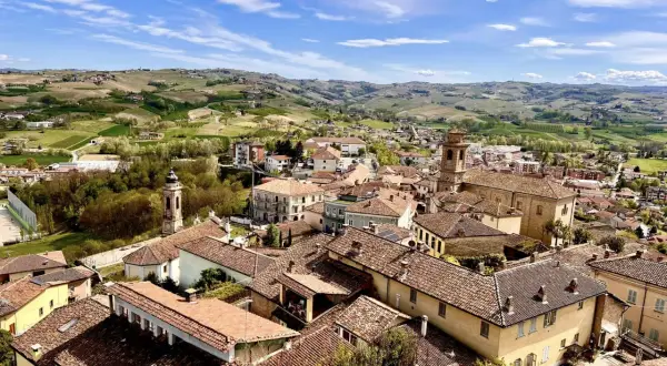Panoramica di Castagnole delle Lanze, con tetti rossi e colline verdi. Cosa vedere: il borgo e i vigneti circostanti.
