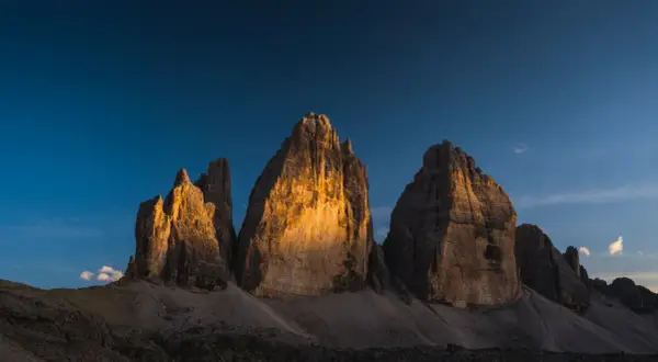Le Tre Cime di Lavaredo illuminate dal sole al tramonto, un'idea perfetta per posti in montagna da visitare in giornata.