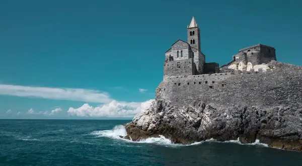 Chiesa di San Pietro, un gioiello da vedere a Portovenere, arroccata su uno sperone roccioso con il mare blu intenso.