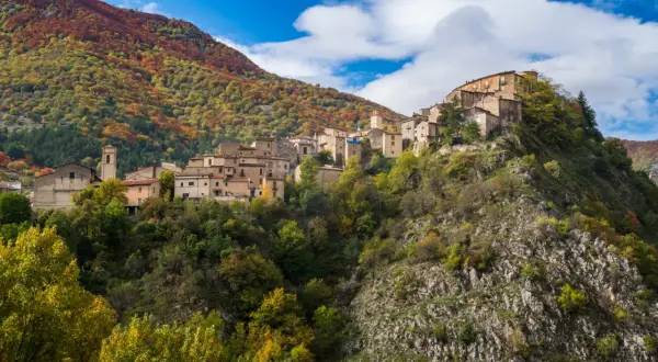 Villalago, un borgo incantevole su un colle roccioso, circondato da boschi autunnali. Cosa vedere in questo gioiello abruzzese?