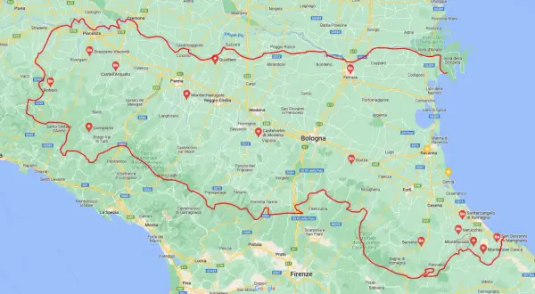 Mappa dell'Emilia-Romagna con itinerario rosso che collega città d'arte e borghi, ideali per scoprire i **posti da vedere in Emilia Romagna**.