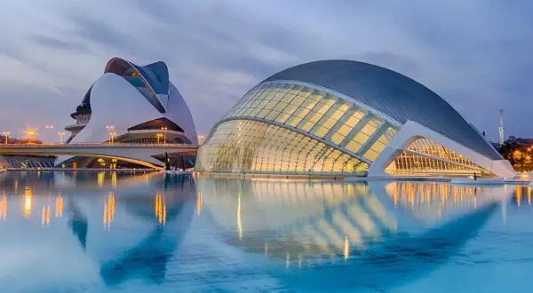 La Città delle Arti e delle Scienze di Valencia, con le sue architetture futuristiche e i riflessi sull'acqua, è un must per chi cerca cosa vedere a Valencia in un giorno.
