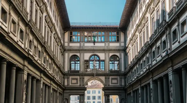 Corridoio degli Uffizi, Firenze. Un'icona di arte e storia, dove si scopre cosa sono gli Uffizi, con le sue gallerie e architetture rinascimentali.