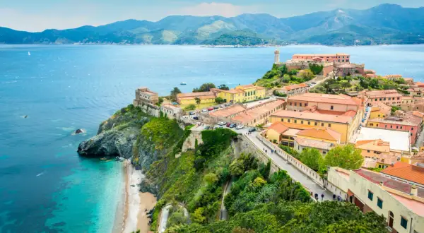 Vista panoramica di Portoferraio, Isola d'Elba: un'idea per cosa vedere all'isola d'Elba in 3 giorni, tra mare cristallino e borghi storici.