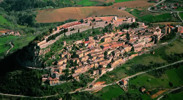 Borghi da visitare in provincia di Teramo: vista aerea di Civitella del Tronto, un gioiello arroccato su uno sperone roccioso, con la sua imponente fortezza.