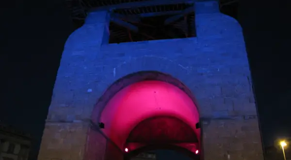 Arco illuminato di rosa e blu, un'icona della firenze vita notturna.