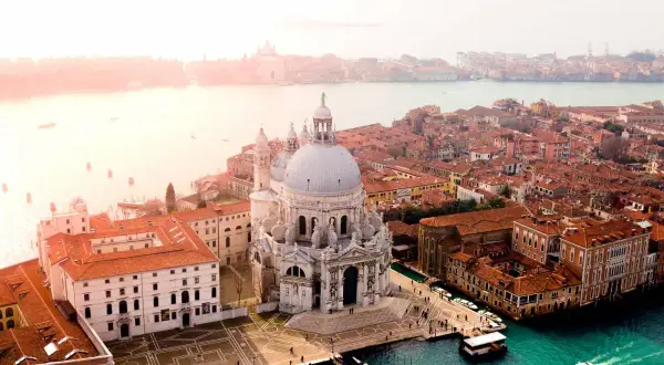 Vista aerea di Venezia, la città più bella d'Italia, con la Basilica di Santa Maria della Salute e i suoi canali.