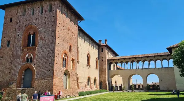 Castello Sforzesco di Vigevano, con la sua torre in mattoni e il loggiato ad archi, è un luogo imperdibile da vedere a Vigevano.