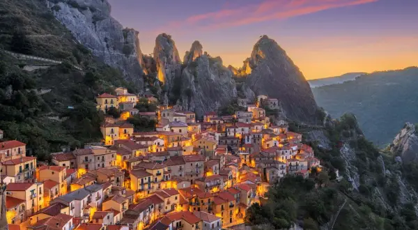 Un borgo italiano arroccato su un monte, illuminato al tramonto. Un'idea per 2 giorni nei borghi più belli d'Italia.