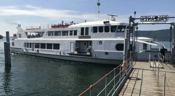 Un grande traghetto bianco attende i passeggeri per un tour sul Lago di Garda.