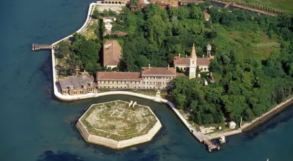 L'isola di Poveglia, con i suoi edifici storici e la laguna circostante, si può visitare. Un luogo affascinante da esplorare.