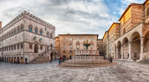 Piazza IV Novembre a Perugia: Palazzo dei Priori, Fontana Maggiore e arcate. Un'idea di cosa vedere a Perugia in un giorno.
