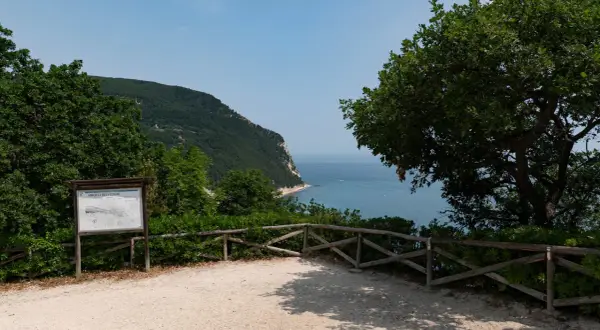 Sentieri del Monte Conero: un belvedere con pannello informativo e vista sul mare Adriatico.
