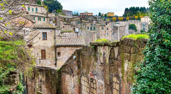Antica Sorano, dove si trova questo borgo medievale, con case in tufo e vegetazione rigogliosa che si arrampica sui muri.