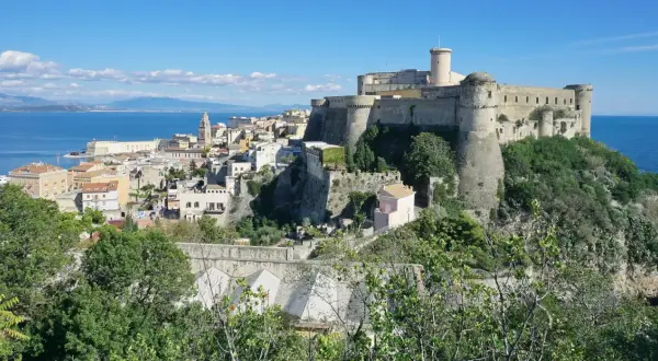 Gaeta, uno dei borghi del Lazio da vedere assolutamente, con il suo imponente castello affacciato sul mare blu.