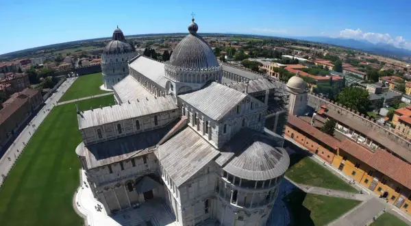 Piazza dei Miracoli a Pisa, una delle 10 città più belle d'Italia UNESCO, con la Torre Pendente e il Duomo.