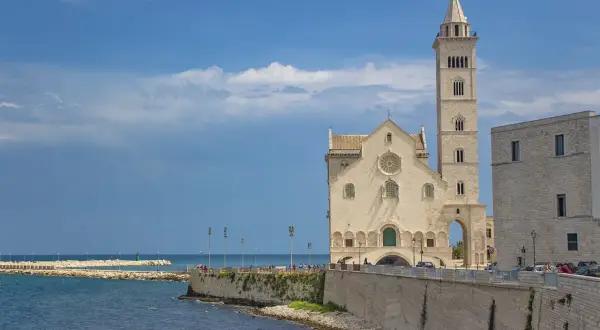 Cattedrale di Trani, un gioiello da vedere, si affaccia sul mare azzurro. Un luogo incantevole per scoprire cosa vedere a Trani.