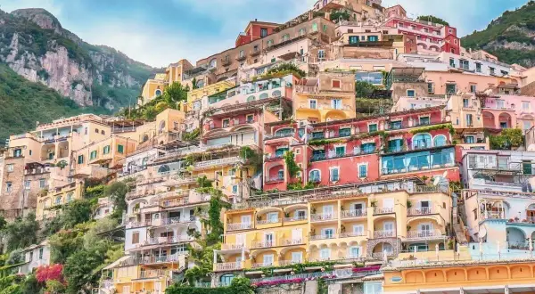 Case colorate aggrappate alla scogliera, un incanto da scoprire. Ecco cosa vedere a Positano, tra vicoli e panorami mozzafiato.