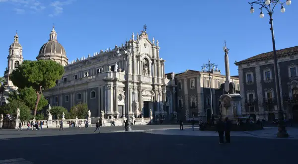 Piazza del Duomo a Catania: la Cattedrale, l'elefante e l'obelisco, perfetti per scoprire cosa vedere a Catania in un giorno.