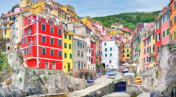 Case colorate a picco sul mare a Riomaggiore, un incanto da scoprire.