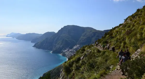 Escursionisti sul sentiero degli dei, con vista sulla costa amalfitana e Positano.