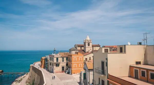 Un angolo di **Molise mare Termoli** con case colorate, il campanile e il blu intenso dell'Adriatico.