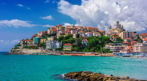 Un borgo colorato si affaccia sul mare turchese, tra le più belle località della riviera di ponente.