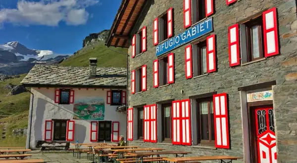 Rifugio Gabiet: come arrivare a questo rifugio alpino con vista sulle montagne. Tavoli all'aperto e un'architettura tradizionale.