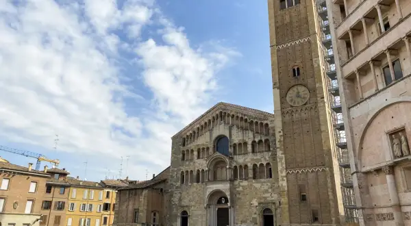 Piazza Duomo a Parma: un'idea per cosa vedere a Parma e dintorni in 3 giorni, tra cattedrale romanica e campanile con orologio.