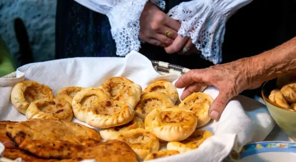 Cosa mangiare a Cagliari? Assaggia questi dolcetti tradizionali, preparati con cura da mani esperte.