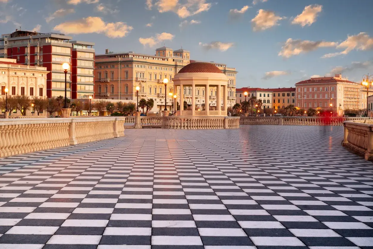 Terrazza Mascagni a Livorno, con il suo pavimento a scacchi e gli edifici storici sullo sfondo. Perfetta per scoprire cosa vedere a Livorno in un giorno.