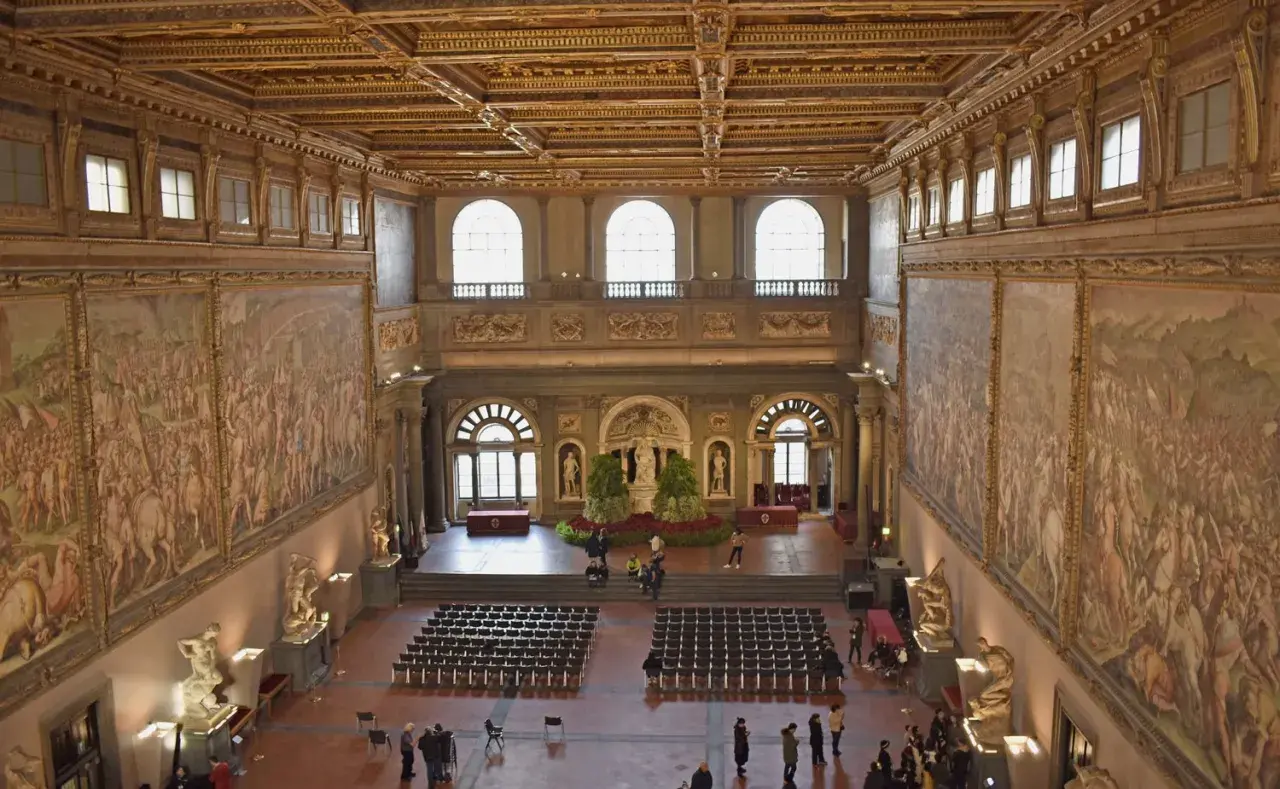 Salone dei Cinquecento, Palazzo Vecchio Firenze, con affreschi storici e soffitto dorato.