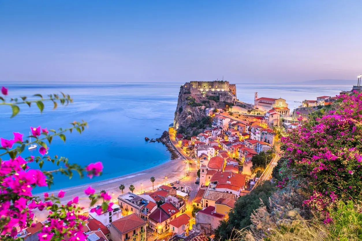 Scilla, uno dei più bei posti da visitare in Calabria, con il castello Ruffo a picco sul mare e le case colorate che scendono verso la spiaggia.