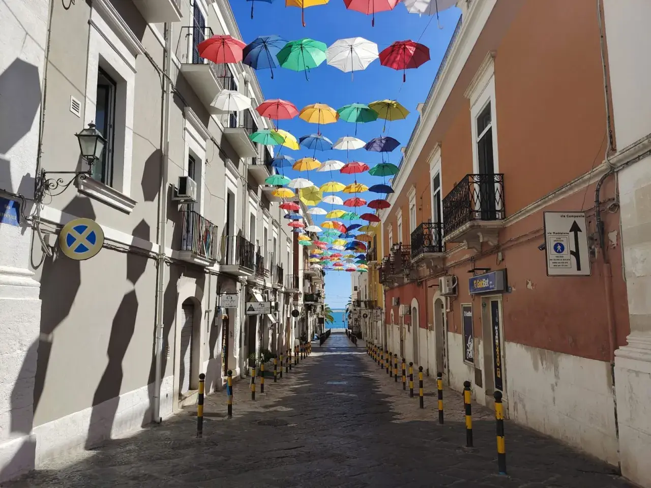 Un vicolo colorato da ombrelli sospesi, un'installazione artistica che rende unica la passeggiata. Ecco cosa vedere a Manfredonia, un'esperienza visiva indimenticabile.