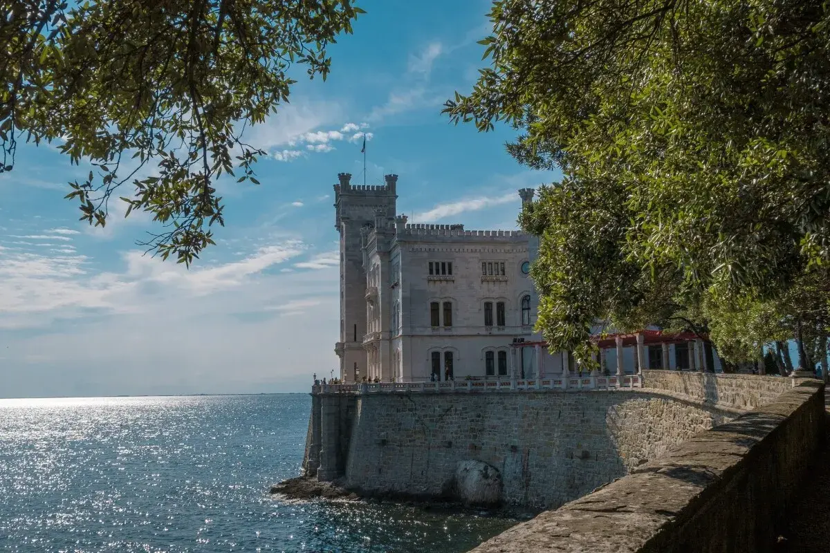 Castello di Miramare a picco sul mare, un'idea per cosa vedere a Trieste in 3 giorni.