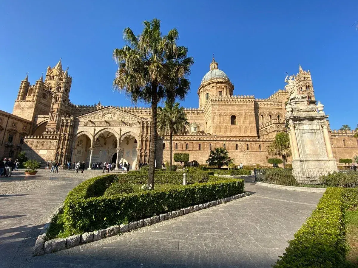 La Cattedrale di Palermo, un must per chi visita Palermo cosa vedere in 3 giorni, con la sua maestosa architettura e il giardino curato.