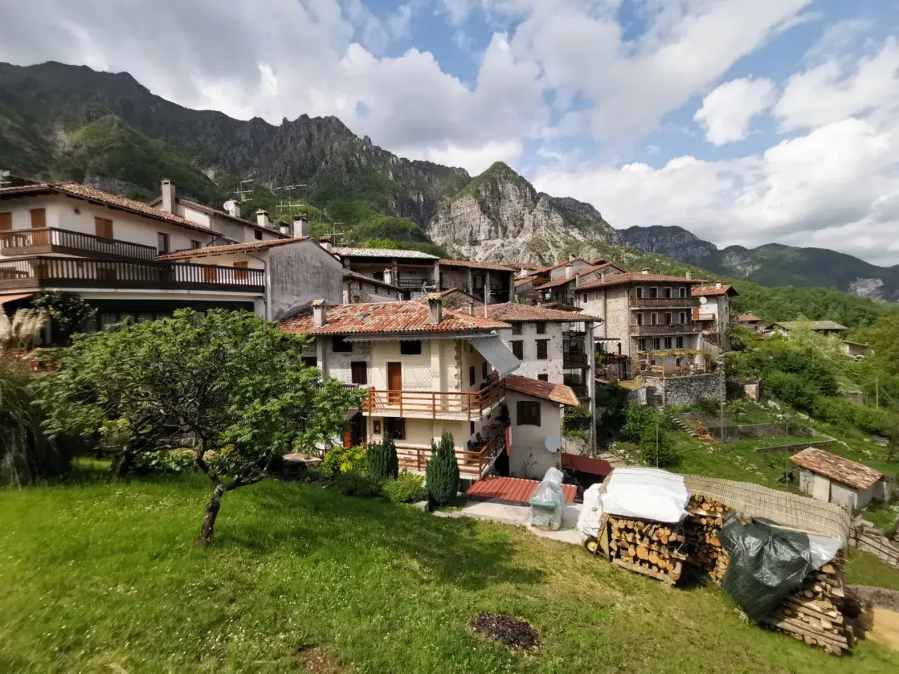 Un incantevole borgo friulano incastonato tra montagne verdi. Un luogo perfetto tra i borghi friuli da visitare per una vacanza rilassante.