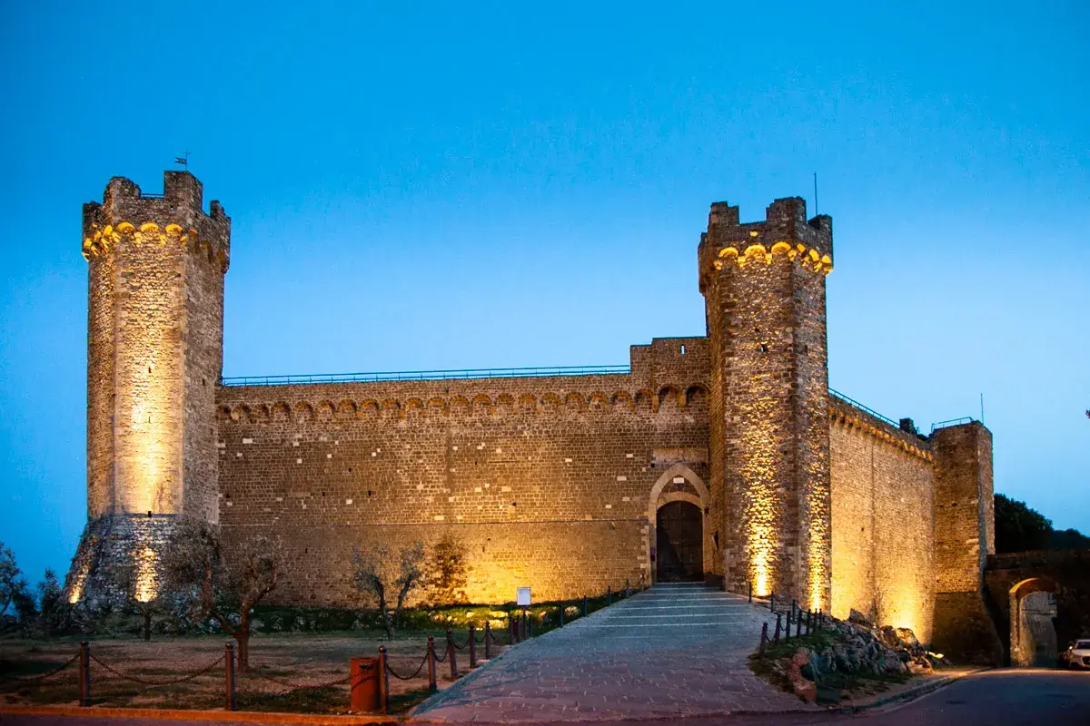Fortezza di Montalcino illuminata di sera, un must per chi visita Montalcino cosa vedere in un giorno.