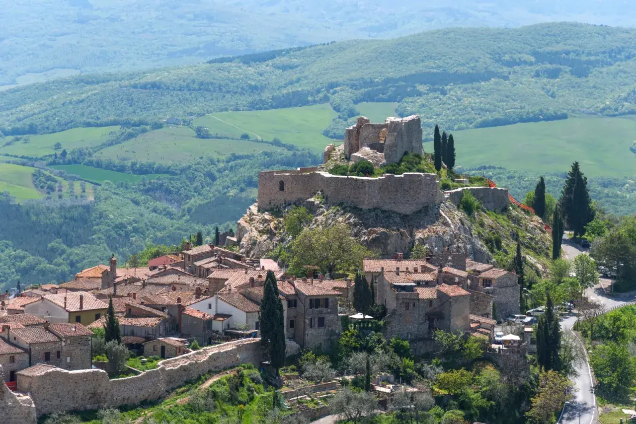 Castiglione d'Orcia: un borgo medievale arroccato su una collina con un imponente castello. Cosa vedere: le mura, le torri e il panorama mozzafiato.