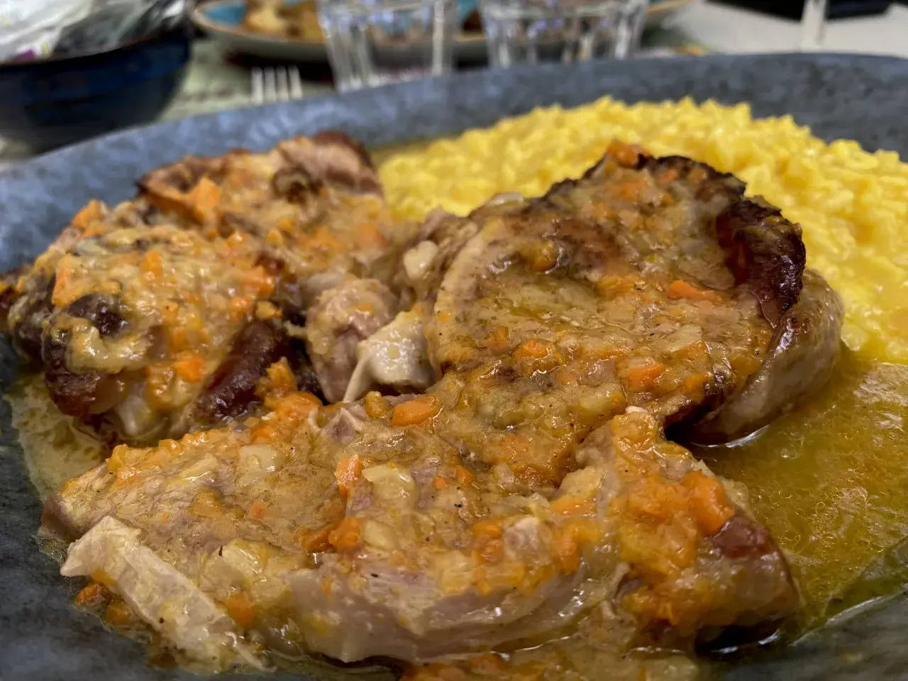 Ossobuco con risotto giallo, un classico da provare per scoprire cosa mangiare a Milano.