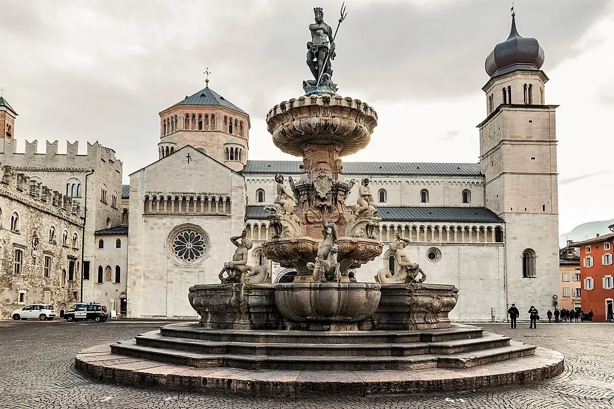 Fontana del Nettuno e Duomo di Trento, un must per chi visita cosa vedere a Trento in un giorno.