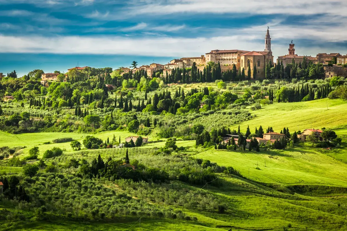 Panoramica di Pienza, con i suoi edifici storici e le colline verdi, un luogo perfetto per scoprire le 10 cose da vedere.