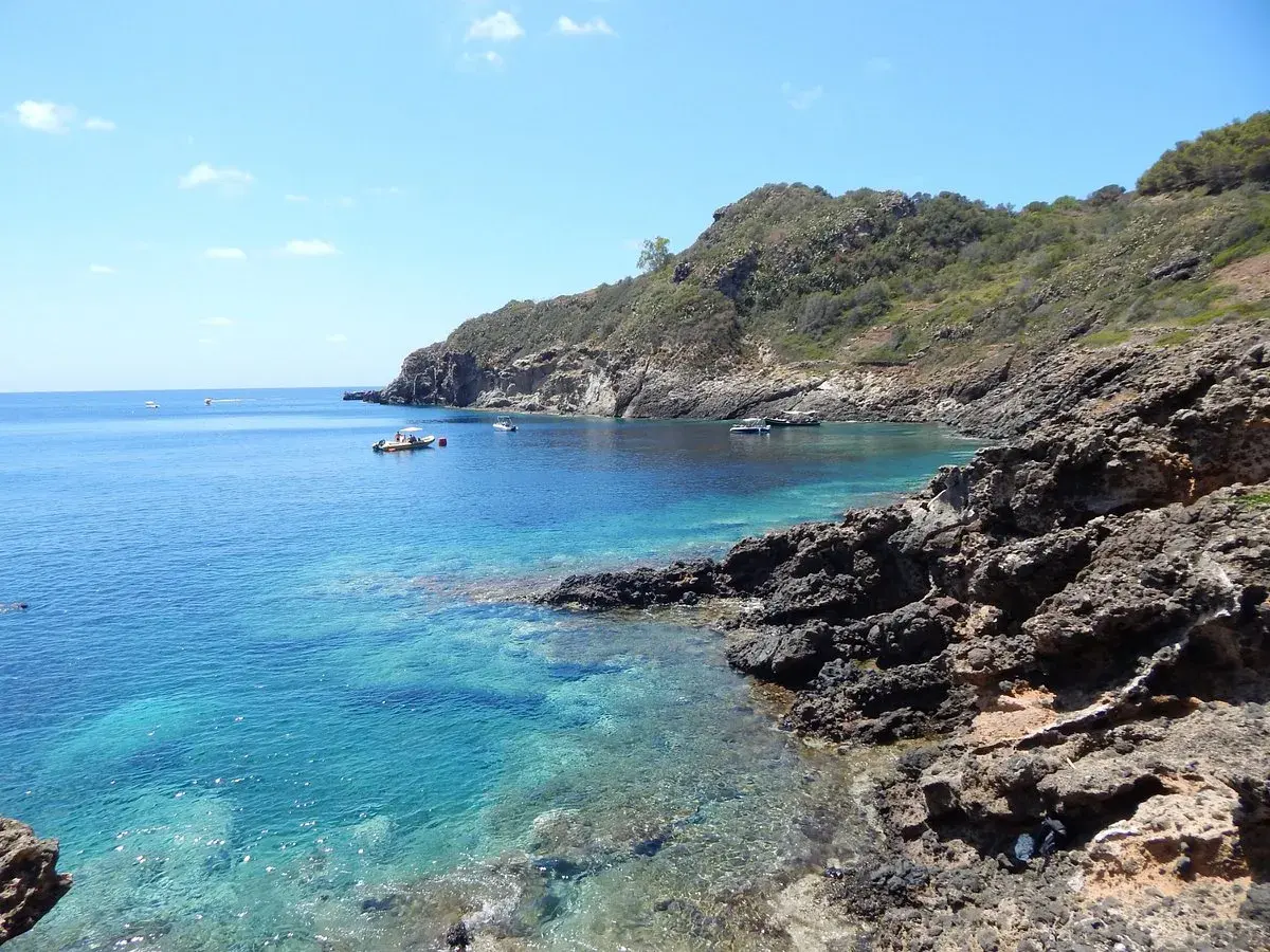 Baia di Ustica con acque cristalline e rocce vulcaniche. Un vero paradiso da scoprire, tra le cose da vedere a Ustica.